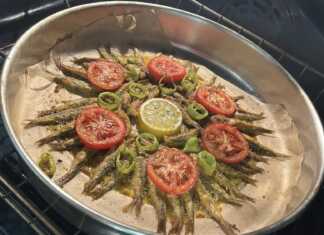 Γαύρος ψητός στο φούρνο, σερβιρισμένος σε πιάτο, με φέτες λεμονιού ντομάτας