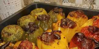 Ένα ταψί με λαχταριστά γεμιστά, με ψημένες ντομάτες, πιπεριές και πατάτες