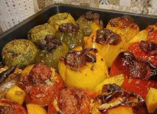 Ένα ταψί με λαχταριστά γεμιστά, με ψημένες ντομάτες, πιπεριές και πατάτες