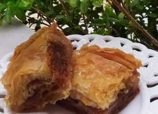 2 κομματια από γλυκιά κολοκυθόπιτα, με τα καρύδια και τις σταφίδες να ξεχωρίζουν μέσα στη γέμιση."