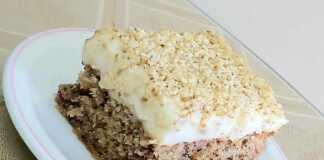 Καρυδόπιτα με κρέμα: Το γλυκό που θα λατρέψεις! Μια κομμένη φέτα από καρυδόπιτα με κρέμα, που φαίνονται οι στρώσεις του γλυκού και η κρέμα