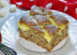 Ένα ολόκληρο κομμάτι σπιτικής καρυδόπιτας με τυροκρέμα, σε μια ξύλινη επιφάνεια