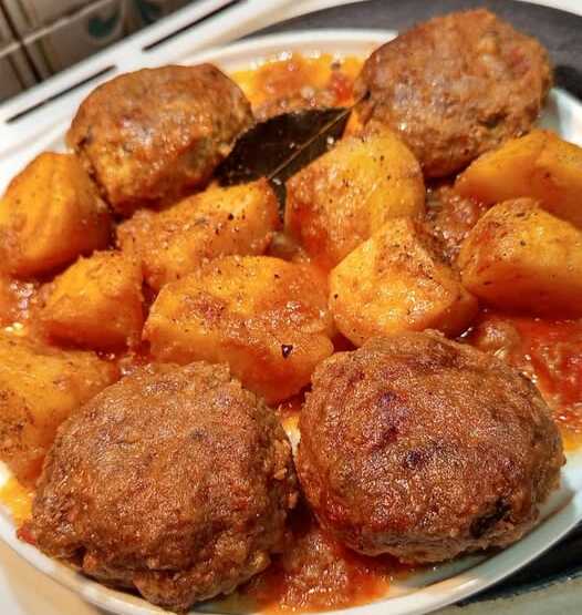 keftedes me patataes giaxni