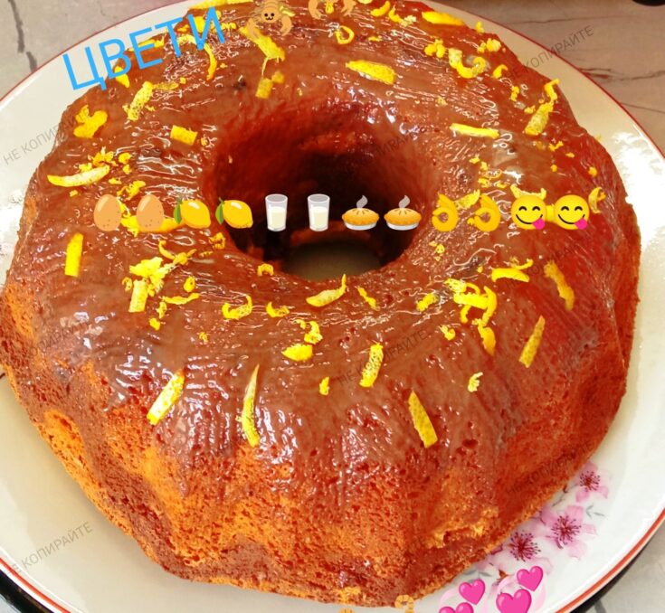 Ένα πανύψηλο και αφράτο κέικ ζεστού νερού, σε στρογγυλή φόρμα, έτοιμο για σερβίρισμα