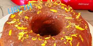 Κέικ ζεστού νερού: Δείτε τι κάνει το ζεστό νερό! Ένα πανύψηλο και αφράτο κέικ ζεστού νερού, σε στρογγυλή φόρμα, έτοιμο για σερβίρισμα