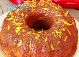 Ένα πανύψηλο και αφράτο κέικ ζεστού νερού, σε στρογγυλή φόρμα, έτοιμο για σερβίρισμα