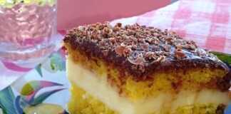 Ένα κομμάτι από αφράτο κωκ, που φαίνεται η στρώση της κρέμας και το παντεσπάνι