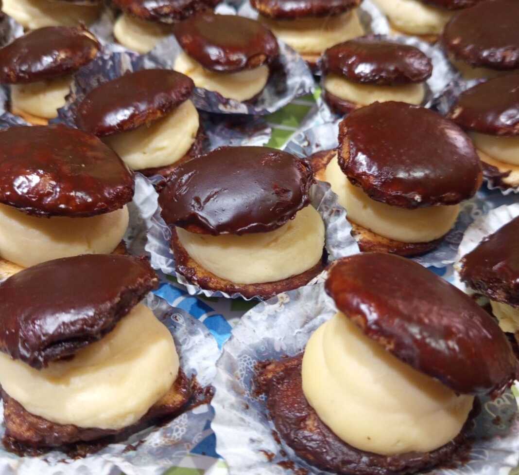 kokakia mpoukitses1 Ένα πιάτο με Κωκάκια μπουκίτσες, με σοκολατένια βάση και αφράτη κρέμα, έτοιμα για σερβίρισμα.