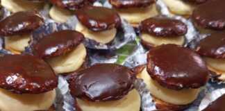 Ένα πιάτο με Κωκάκια μπουκίτσες, με σοκολατένια βάση και αφράτη κρέμα, έτοιμα για σερβίρισμα.