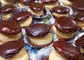 Ένα πιάτο με Κωκάκια μπουκίτσες, με σοκολατένια βάση και αφράτη κρέμα, έτοιμα για σερβίρισμα.