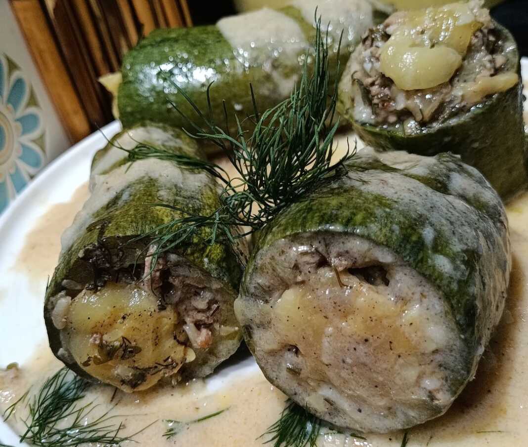 kolokithakia gemista Ένα πιάτο με κολοκυθάκια γεμιστά με κιμά και αυγολέμονο, έτοιμο για σερβίρισμα.