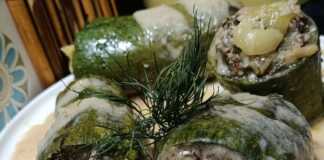 Ένα πιάτο με κολοκυθάκια γεμιστά με κιμά και αυγολέμονο, έτοιμο για σερβίρισμα.