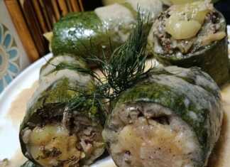 Ένα πιάτο με κολοκυθάκια γεμιστά με κιμά και αυγολέμονο, έτοιμο για σερβίρισμα.