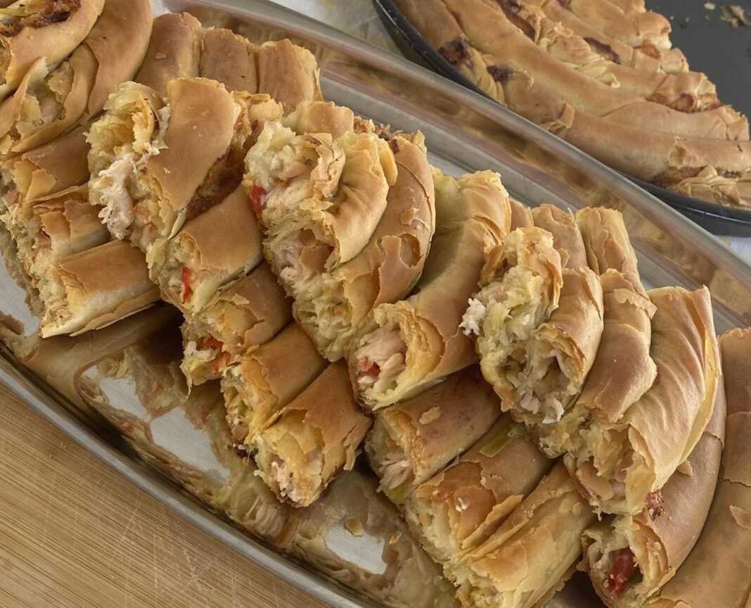 kotopita Strifti Μια ολόκληρη Κοτόπιτα στριφτή σε ταψί, φρεσκοψημένη με χρυσαφένιο χρώμα