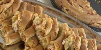 Μια ολόκληρη Κοτόπιτα στριφτή σε ταψί, φρεσκοψημένη με χρυσαφένιο χρώμα