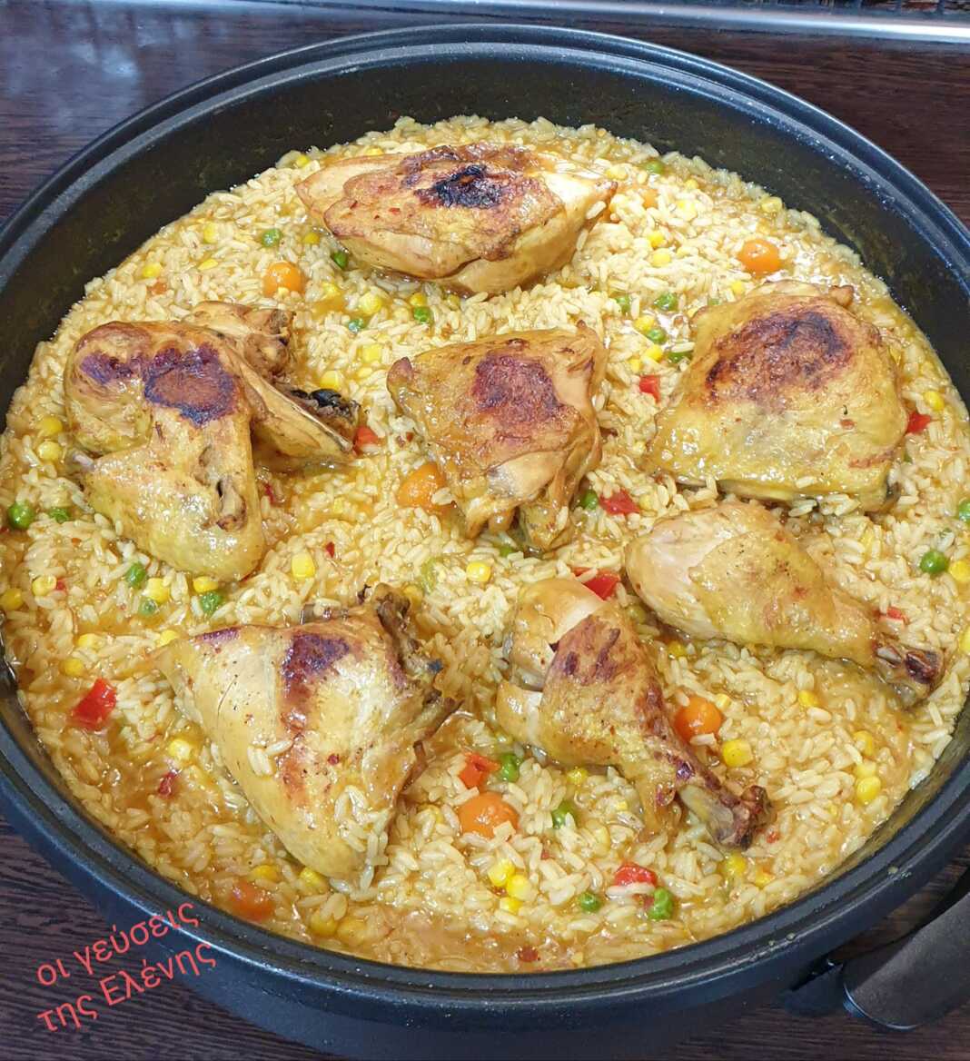 kotopoulo me rizi sto fourno Ένα ολόκληρο ταψί με λαχταριστό κοτόπουλο με ρύζι στον φούρνο, με τα κομμάτια του κοτόπουλου ροδοψημένα και το ρύζι αφράτο