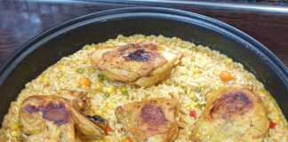 Κοτόπουλο με ρύζι στον φούρνο: Το κλασικό και αγαπημένο φαγητό! Ένα ολόκληρο ταψί με λαχταριστό κοτόπουλο με ρύζι στον φούρνο, με τα κομμάτια του κοτόπουλου ροδοψημένα και το ρύζι αφράτο