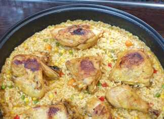 Ένα ολόκληρο ταψί με λαχταριστό κοτόπουλο με ρύζι στον φούρνο, με τα κομμάτια του κοτόπουλου ροδοψημένα και το ρύζι αφράτο