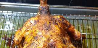 Κοτόπουλο ψητό σαν σούβλας Ένα ολόκληρο κοτόπουλο ψημένο σαν σούβλας, με χρυσαφένια, τραγανή πέτσα, πάνω σε σχάρα