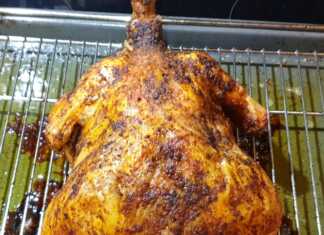 Ένα ολόκληρο κοτόπουλο ψημένο σαν σούβλας, με χρυσαφένια, τραγανή πέτσα, πάνω σε σχάρα