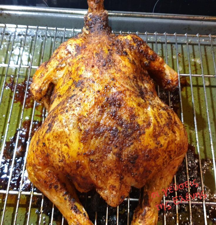 Ένα ολόκληρο κοτόπουλο ψημένο σαν σούβλας, με χρυσαφένια, τραγανή πέτσα, πάνω σε σχάρα