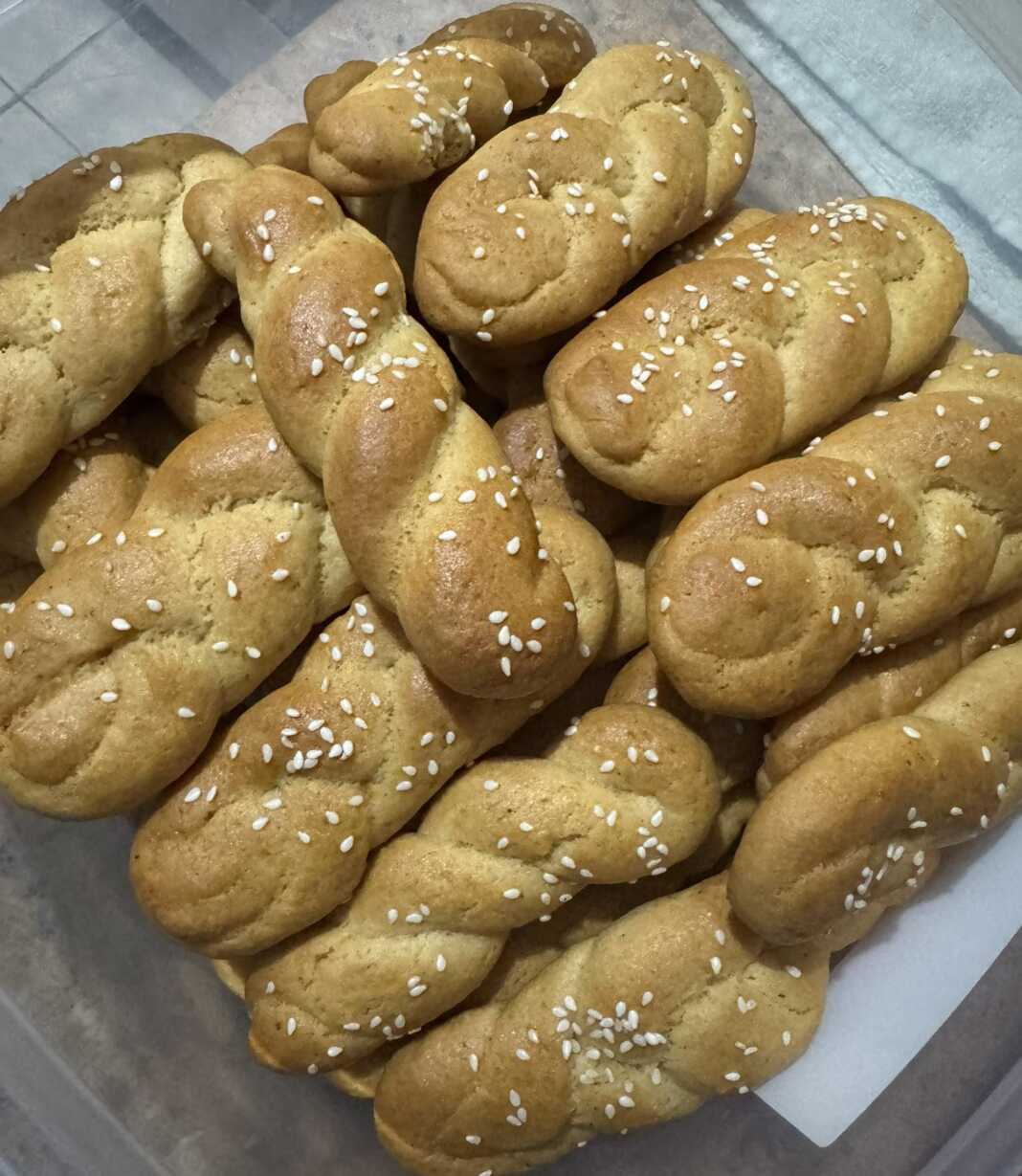 Αρωματικά κουλουράκια σε ταψί, φρεσκοψημένα με χρυσαφένιο χρώμα, έτοιμα για σερβίρισμα