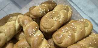 Αρωματικά κουλουράκια σε ταψί, φρεσκοψημένα με χρυσαφένιο χρώμα, έτοιμα για σερβίρισμα