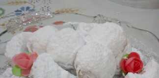 Κουραμπιέδες ούζου: Η πιο μοναδική και αρωματική συνταγή! Ένα πιάτο γεμάτο με αφράτους Κουραμπιέδες ούζου, πασπαλισμένους με άφθονη ζάχαρη άχνη.