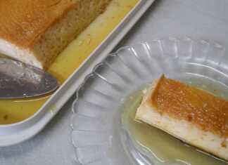 Κοντινό πλάνο σε ένα κομμάτι Κρέμα καραμελέ, που αναδεικνύει την λεία και βελούδινη υφή της