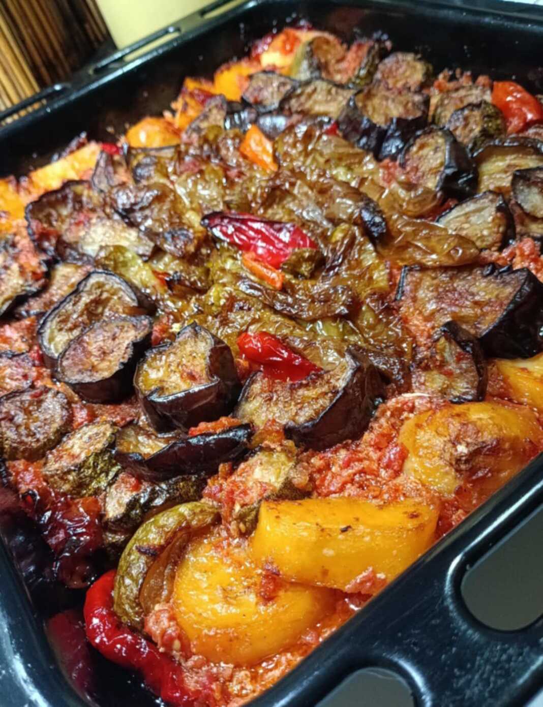 Ταψί με λαχανικά με στραπατσάδα, έτοιμο για σερβίρισμα, με τα ψημένα λαχανικά και την πλούσια σάλτσα ντομάτας