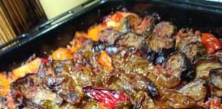 Ταψί με λαχανικά με στραπατσάδα, έτοιμο για σερβίρισμα, με τα ψημένα λαχανικά και την πλούσια σάλτσα ντομάτας