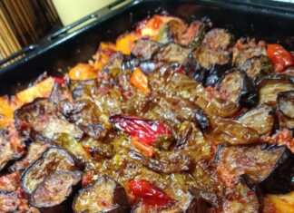 Ταψί με λαχανικά με στραπατσάδα, έτοιμο για σερβίρισμα, με τα ψημένα λαχανικά και την πλούσια σάλτσα ντομάτας