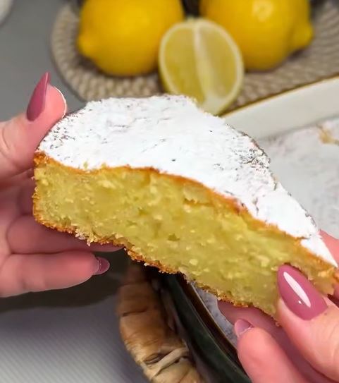 lemonopita12 Κομμάτι από Λεμονόπιτα "12 κουταλιές" που αναδεικνύει την αφράτη της υφή και τα ψιλά κομματάκια ξύσματος λεμονιού