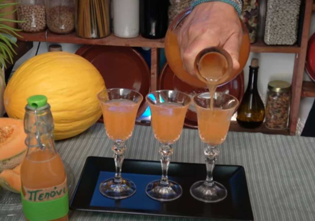 Ποτήρια με Λικέρ Πεπόνι, έτοιμα για σερβίρισμα, με έντονο κίτρινο χρώμα και παγάκια