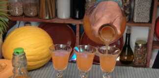 Ποτήρια με Λικέρ Πεπόνι, έτοιμα για σερβίρισμα, με έντονο κίτρινο χρώμα και παγάκια