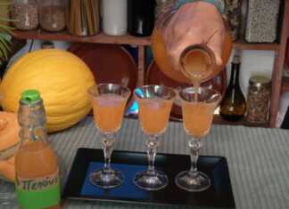 Ποτήρια με Λικέρ Πεπόνι, έτοιμα για σερβίρισμα, με έντονο κίτρινο χρώμα και παγάκια