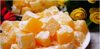 Σπιτικά λουκούμια, κομμένα σε κύβους και πασπαλισμένα με ζάχαρη άχνη και κορν φλάουρ, σερβιρισμένα σε πιατέλα