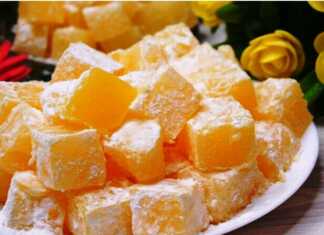 Σπιτικά λουκούμια, κομμένα σε κύβους και πασπαλισμένα με ζάχαρη άχνη και κορν φλάουρ, σερβιρισμένα σε πιατέλα