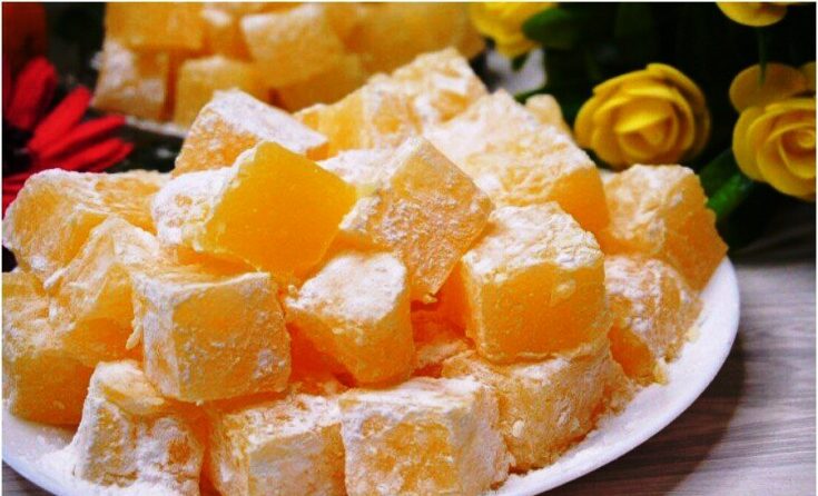 Σπιτικά λουκούμια, κομμένα σε κύβους και πασπαλισμένα με ζάχαρη άχνη και κορν φλάουρ, σερβιρισμένα σε πιατέλα