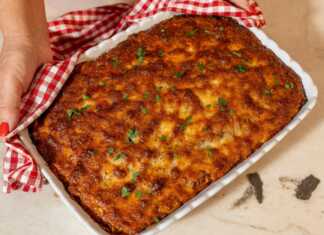 Μια ολόκληρη μακαρονάδα στο φούρνο με κιμά, με χρυσαφένια κρούστα από τυρί