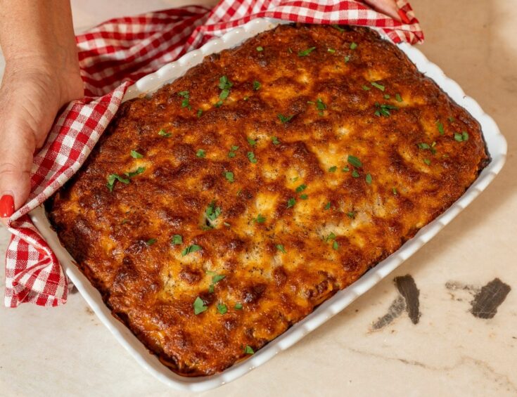 Μια ολόκληρη μακαρονάδα στο φούρνο με κιμά, με χρυσαφένια κρούστα από τυρί