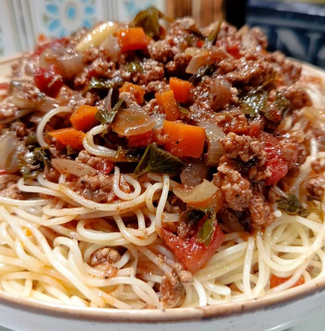 Μια πλούσια μερίδα μακαρόνια με κιμά