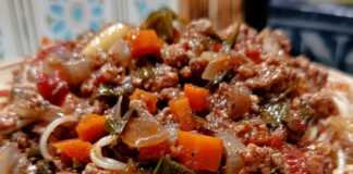 Μια πλούσια μερίδα μακαρόνια με κιμά