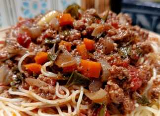 Μια πλούσια μερίδα μακαρόνια με κιμά