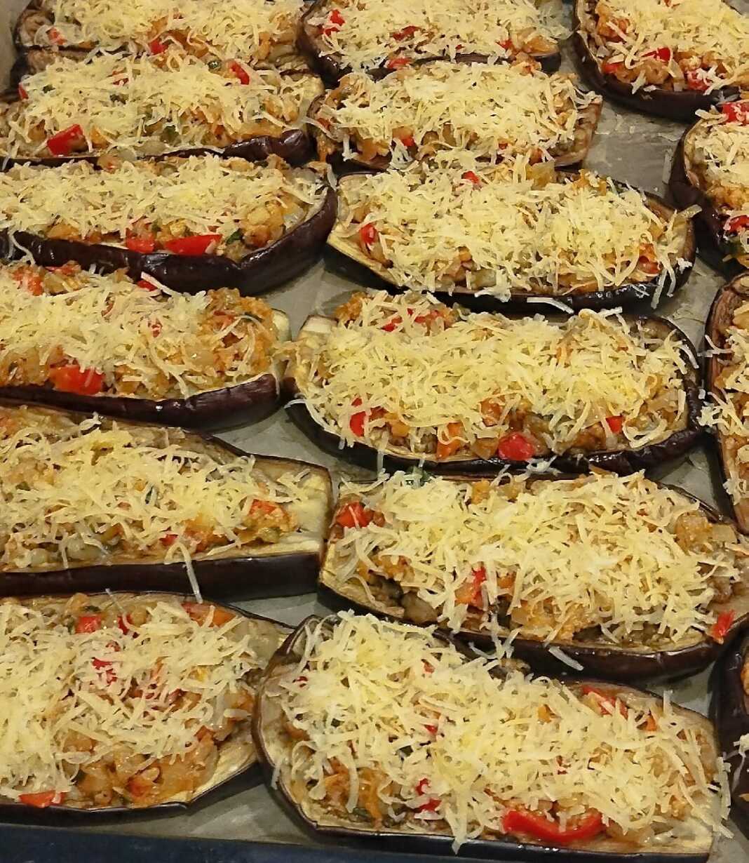 melitzanes tiri saltsa Ψητές μελιτζάνες φούρνου με ντομάτα και τυρί, με λιωμένη μοτσαρέλα και βασιλικό, έτοιμες για σερβίρισμα σε ένα ταψί