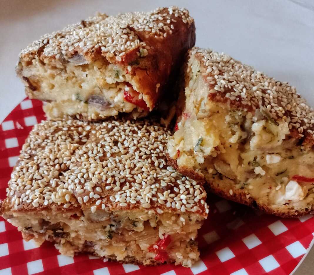 Κομμένο κομμάτι από την Μελιτζανόπιτα χωρίς φύλλο, που αναδεικνύει τα κομμάτια των λαχανικών και της φέτας στο εσωτερικό της