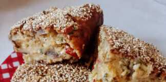 Κομμένο κομμάτι από την Μελιτζανόπιτα χωρίς φύλλο, που αναδεικνύει τα κομμάτια των λαχανικών και της φέτας στο εσωτερικό της