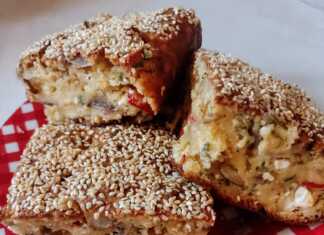 Κομμένο κομμάτι από την Μελιτζανόπιτα χωρίς φύλλο, που αναδεικνύει τα κομμάτια των λαχανικών και της φέτας στο εσωτερικό της