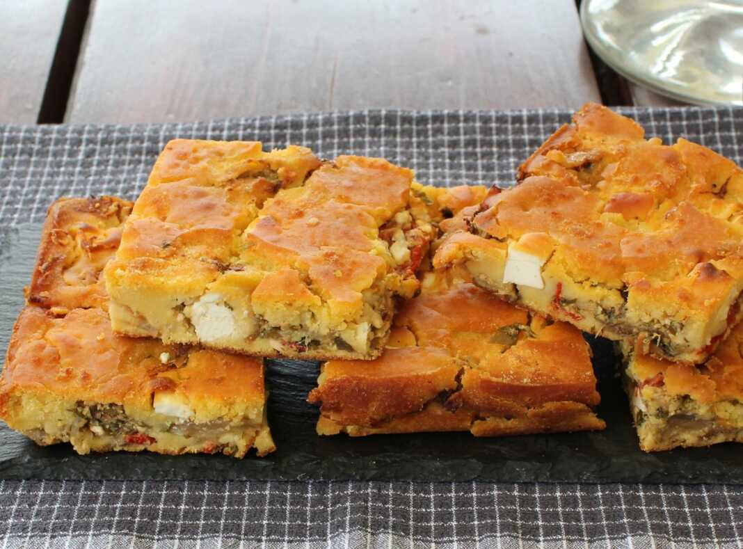 Κομμένο κομμάτι από μελιτζανόπιτα, που φαίνεται η πλούσια γέμιση με τα λαχανικά