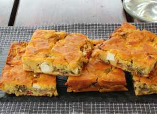 Κομμένο κομμάτι από μελιτζανόπιτα, που φαίνεται η πλούσια γέμιση με τα λαχανικά